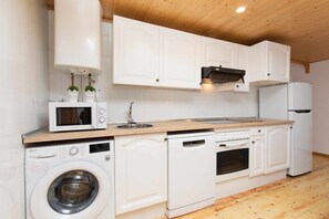 Geladeira, micro-ondas, fogão, lava-louças