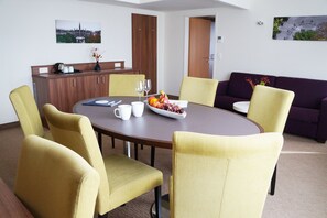 Deluxe Suite | Hypo-allergenic bedding, desk, laptop workspace, free WiFi