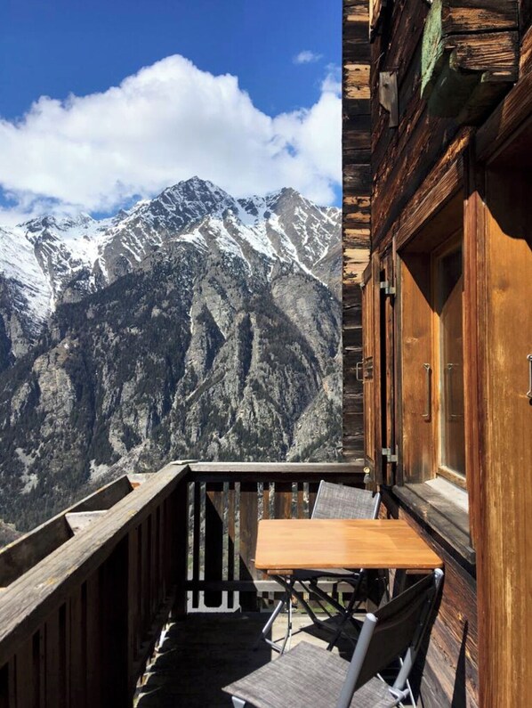 Outdoor dining - Alpia 26 - 2 room apartment in a traditional Valais house (St Niklaus Gasenried)