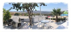 Outdoor dining - Panoramic Holidays - Superior 41 - Modern Apt with PANORAMIC VIEWS  - Sea View (Peyia)