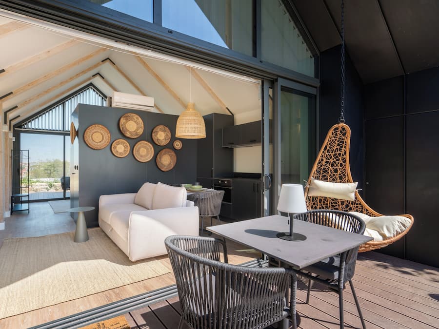 Deluxe-Bungalow, 1 Queen-Bett und Schlafsofa, Stadtblick, zum Garten hin | Terrasse/Patio