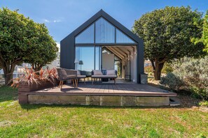 Bungalow Deluxe, 1 grand lit et 1 canapé-lit, vue ville, côté jardin | Terrasse/Patio