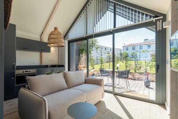 Bungalow Deluxe, 1 grand lit et 1 canapé-lit, vue ville, cÎté jardin | Coin séjour