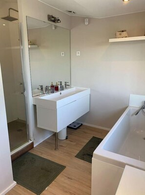Bathroom - Villa Familiale Centre Bourg sur 2500m² Paysager (Sallebœuf)