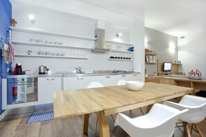 Apartment | Private kitchen | Mini-fridge, oven, coffee/tea maker, electric kettle - Premium Design Central Suite (Valletta)