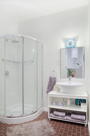 Apartment | Bathroom | Shower, hair dryer, towels, soap - Premium Design Central Suite (Valletta)