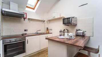 Geladeira, micro-ondas, fogão, cooktop