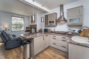 Fridge, microwave, oven, stovetop - Isabel Cottage -  a cottage that sleeps 2 guests  in 1 bedroom (Central Keswick)