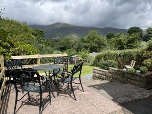 Outdoor dining - Roslin -  a cottage that sleeps 4 guests  in 2 bedrooms (Portinscale)
