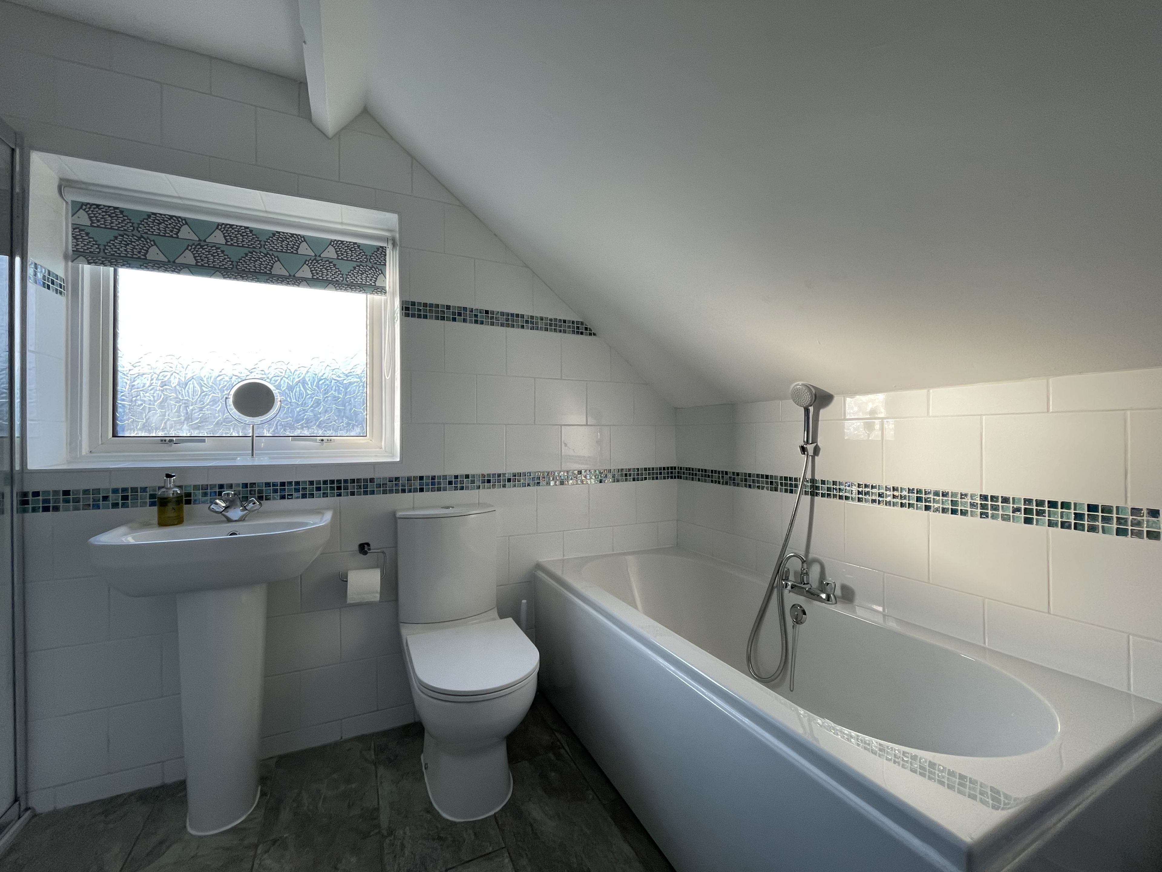 Un baño con inodoro, lavamanos y bañera.