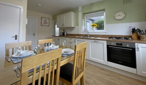 Fridge, microwave, oven, stovetop - Roslin -  a cottage that sleeps 4 guests  in 2 bedrooms (Portinscale)