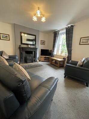 Smart TV, Netflix, books, streaming services - Tawny Cottage -  a cottage that sleeps 4 guests  in 2 bedrooms (Portinscale)