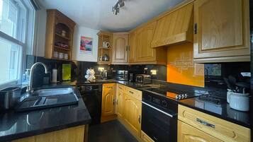 冰箱、微波炉、烤箱、炉灶