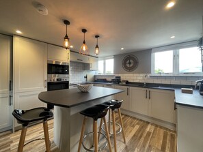 Fridge, microwave, oven, stovetop - Mountain View -  an apartment that sleeps 4 guests  in 2 bedrooms (Central Keswick)