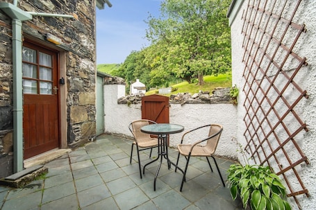 Outdoor dining. Stanger Cottage - a cottage that sleeps 4 guests in 2 bedrooms