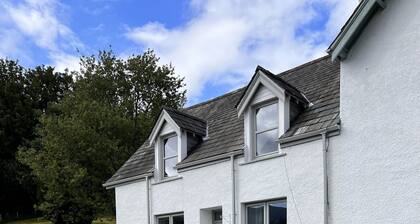 Stanger Cottage - a cottage that sleeps 4 guests in 2 bedrooms