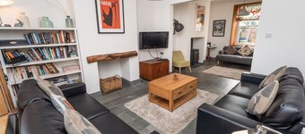 Coleridge Cottage -  a cottage that sleeps 5 guests  in 3 bedrooms