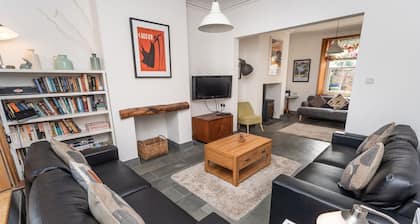 Coleridge Cottage - a cottage that sleeps 5 guests in 3 bedrooms
