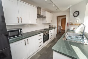Fridge, microwave, oven, stovetop - Coleridge Cottage -  a cottage that sleeps 5 guests  in 3 bedrooms (Central Keswick)