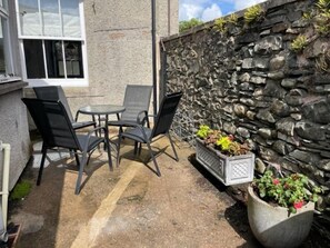 Outdoor dining - Coleridge Cottage -  a cottage that sleeps 5 guests  in 3 bedrooms (Central Keswick)