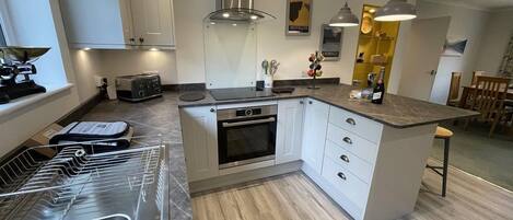 Frigorifero, microonde, forno, piano cottura