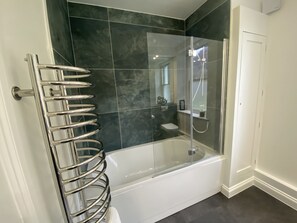 Douche, sèche-cheveux, serviettes fournies