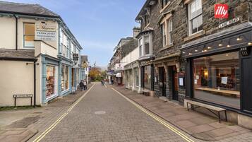 A street with shops and a sign for 'Maysons Frank Josef Photography Gallery'.
