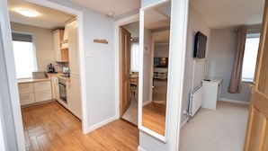 Un appartement moderne comprenant une cuisine, un coin repas et un salon.