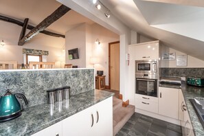 Fridge, microwave, oven, stovetop - Bridge House Apartment 3 - an apartment that sleeps 6 guests in 3 bedrooms (Central Keswick)