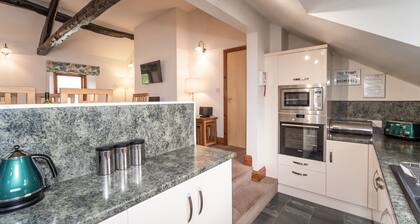 Bridge House Apartment 3 - an apartment that sleeps 6 guests in 3 bedrooms