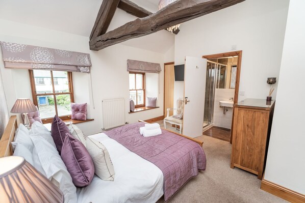 3 bedrooms, iron/ironing board, free WiFi, bed sheets - Bridge House Apartment 3 - an apartment that sleeps 6 guests in 3 bedrooms (Central Keswick)