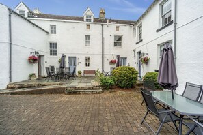 Outdoor dining - Bridge House Apartment 3 - an apartment that sleeps 6 guests in 3 bedrooms (Central Keswick)