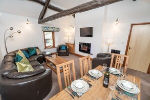Smart TV, offices - Bridge House Apartment 3 - an apartment that sleeps 6 guests in 3 bedrooms (Central Keswick)