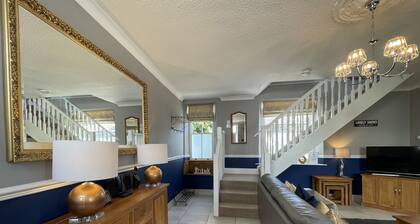 Bridge Cottage - a cottage that sleeps 6 guests in 3 bedrooms