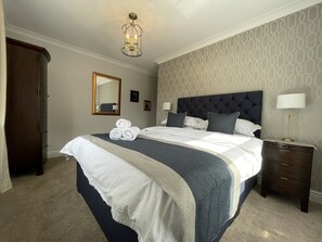 3 bedrooms, iron/ironing board, free WiFi, bed sheets