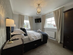 3 bedrooms, iron/ironing board, free WiFi, bed sheets