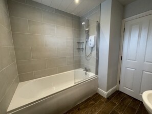 Hair dryer, towels - Park View - an apartment that sleeps 6 guests in 3 bedrooms (Central Keswick)