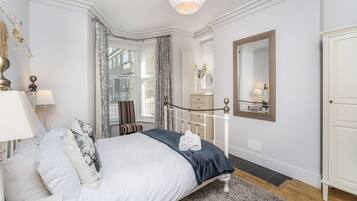 4 bedrooms, iron/ironing board, free WiFi, bed sheets