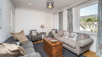 Smart TV, Netflix, DVD player, streaming services