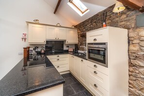 Fridge, microwave, oven, stovetop - Bridge Mews -  a mew that sleeps 2 guests  in 1 bedroom (Central Keswick)