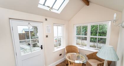 Jasmine Cottage - a cottage that sleeps 2 guests in 1 bedroom