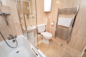 Hair dryer, towels - 11 Howrah's Court -  an apartment that sleeps 4 guests  in 2 bedrooms (Central Keswick)