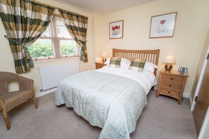 2 bedrooms, iron/ironing board, free WiFi, bed sheets - 11 Howrah's Court -  an apartment that sleeps 4 guests  in 2 bedrooms (Central Keswick)