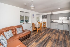 Smart TV, offices - Sam's Cottage -  a bungalow that sleeps 3 guests  in 2 bedrooms (Central Keswick)