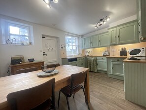 Fridge, microwave, oven, stovetop - Birchgate -  a cottage that sleeps 4 guests  in 2 bedrooms (Central Keswick)
