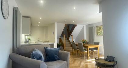 Daisy Cottage - a cottage that sleeps 4 guests in 2 bedrooms