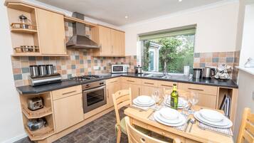 冰箱、微波炉、烤箱、炉灶