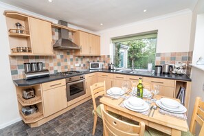 Fridge, microwave, oven, stovetop - Blencathra -  a bungalow that sleeps 4 guests  in 2 bedrooms (Central Keswick)