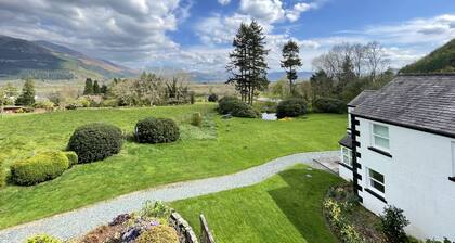 Lake View Cottage - an apartment that sleeps 4 guests in 2 bedrooms