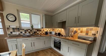 Rock Lynn - a bungalow that sleeps 4 guests in 2 bedrooms